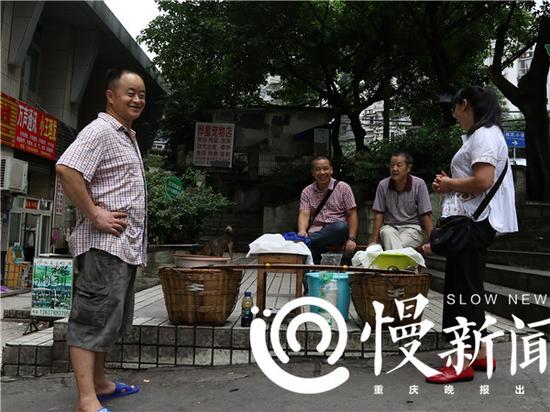 不少附近的居民喜欢一起“摆龙门阵”