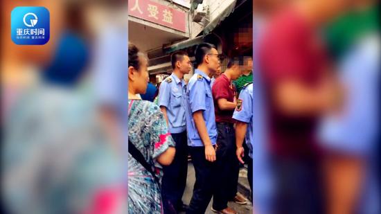 随后,城管、民警都陆续抵达了现场,围观者纷纷说出了自己所了解的情况,场面异常激烈,围观人群的情绪非常激动。