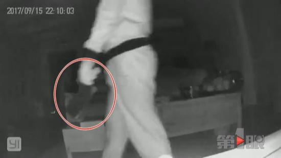 警察调查后发现,这两名陌生男子,是从一楼攀爬到三楼周先生家卧室的,现场还留有两人清晰的脚印。