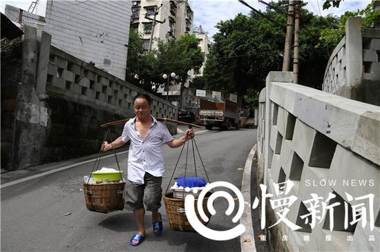 左右两个箩筐,有八九十斤重。
