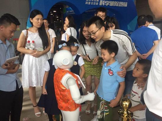 图注:和机器人对话