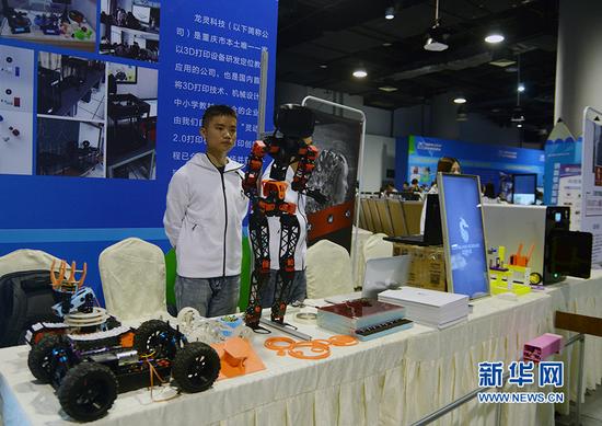 图为一台用于直立行走的机器人。新华网赵紫东 摄