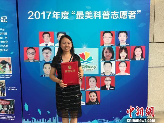 图为“最美科普志愿者”、江津区阳光社会服务中心副主任秦茂华。 钟旖 摄