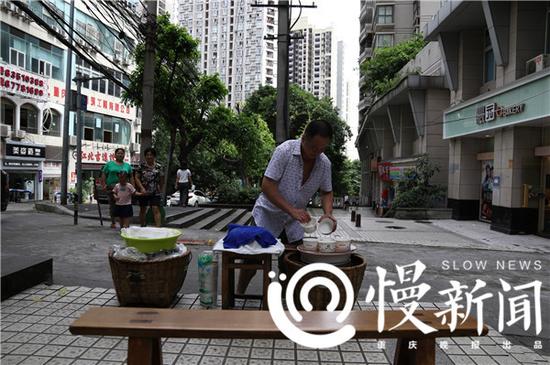 王守兵开始卖凉面等小吃