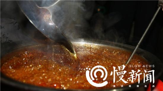 海椒要一边浇油一边搅拌