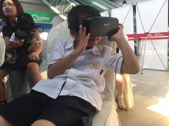 图注:戴上VR眼镜看电视