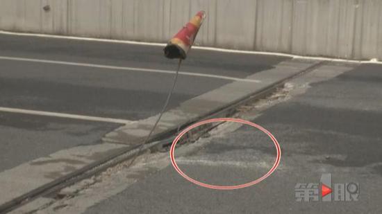 第1眼记者注意到,现场有人在钢筋上面放置了警示物,市政方面也摆放了路牌,提醒过路车辆。