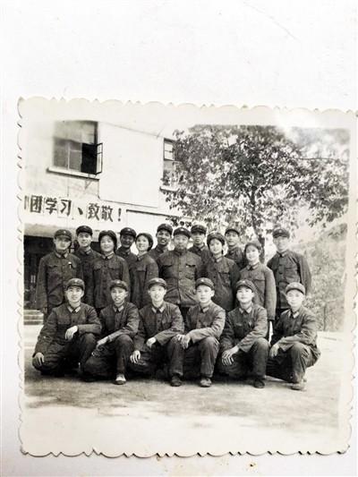 当年文艺队合影。(第二排右二唐小静;左二于蓉)