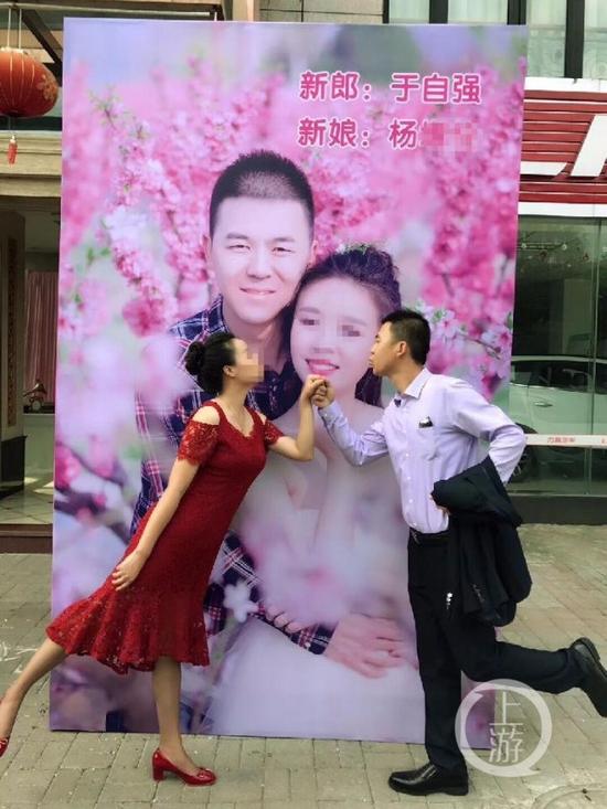 重庆新娘接亲新郎走红 酒店前念保证书跳屁股舞