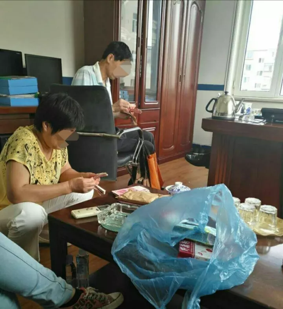 原房主家人在清点钱物。图片由警方提供