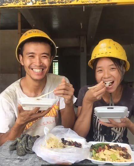 刘磊(左一)、李霞夫妇在工地吃午饭时录制视频, 该视频在平台点击量达88万,有近4000条评论。