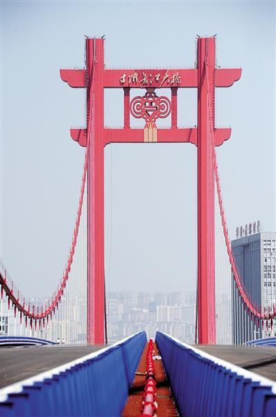 昨日,在建的寸滩长江大桥已涂装“中国红”。本报记者 胡杰 摄