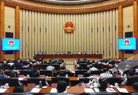 29日下午,重庆市四届人大常委会第三十九次会议完成各项议程后闭幕。 首席记者 徐焱 摄
