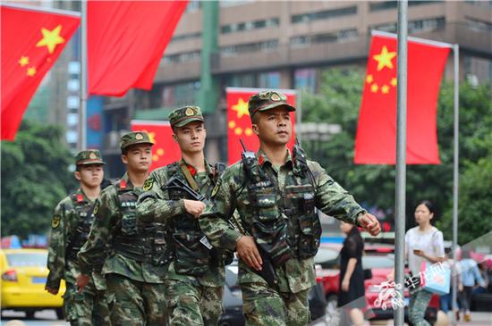 武警官兵在重庆沙坪坝区三峡广场巡逻。武警重庆总队供图 华龙网发