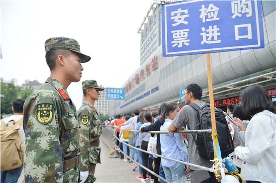 在重庆北站南广场汽车站执勤的武警官兵。武警重庆总队供图 华龙网发