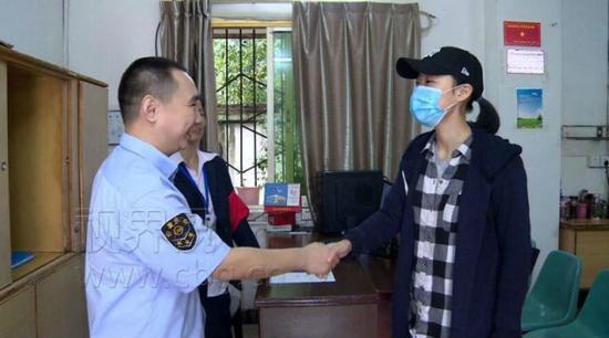 重庆女子满心欢喜出国游 临上飞机出状况