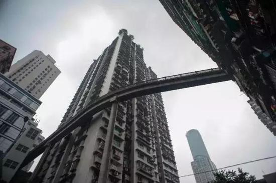 还有一座人行天桥从22层架起,离地几乎到了70米的高度,刺不刺激?