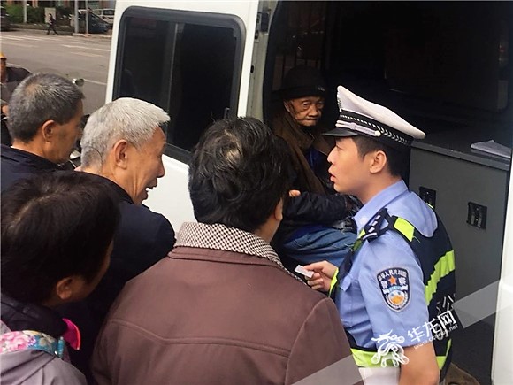 在沙坪公园,热心市民向民警介绍发现老人的经过。记者 张勇 摄