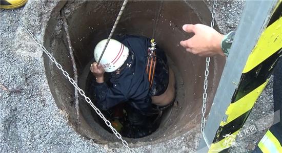 官兵们协力,使用救援三脚架帮助男子脱困。合川消防供图
