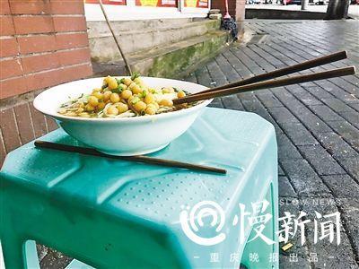 ▲垫根筷子是为了面碗平衡