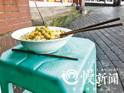 垫根筷子是为了面碗平衡