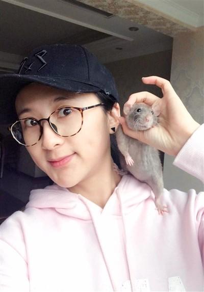 美女小鹿与她的宠物鼠“吱吱”