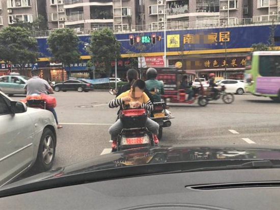 不仅如此,这一行为还存有很大交通隐患,因为电瓶车后方有放脚的地方,这是为正坐电瓶车的人设计的。