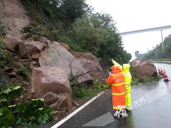 △沪蓉高速万州至高粱段发生山体滑坡