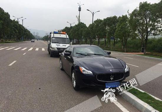 驾驶员开车分心,玛莎拉蒂撞上隔离带。警方供图