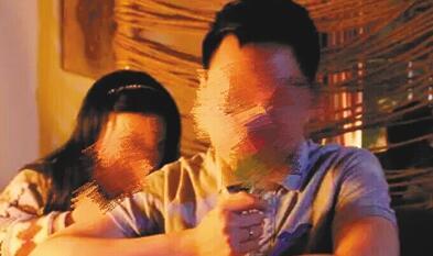 两人不能理解父母为何抗拒他们住在家里。受访者供图