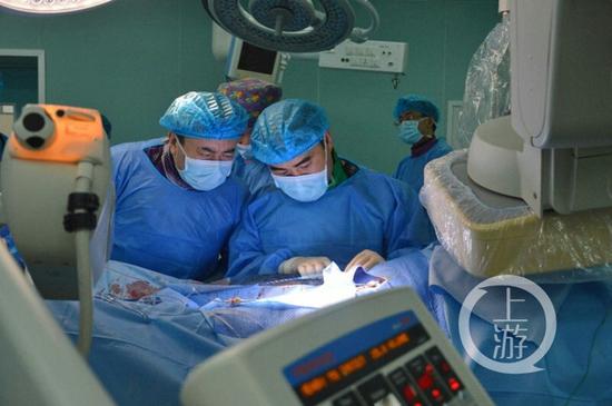 老汉心脏是正常人的2倍大 医生不开刀为他换瓣