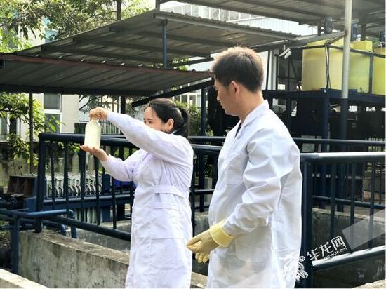 20个现场执法组已分赴区县进行检查。记者 周晓雪 摄