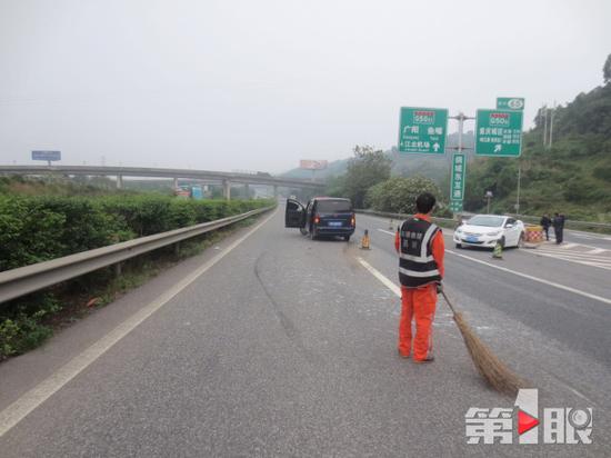 重庆高速上两车追尾 前车被撞得稀烂反而要负