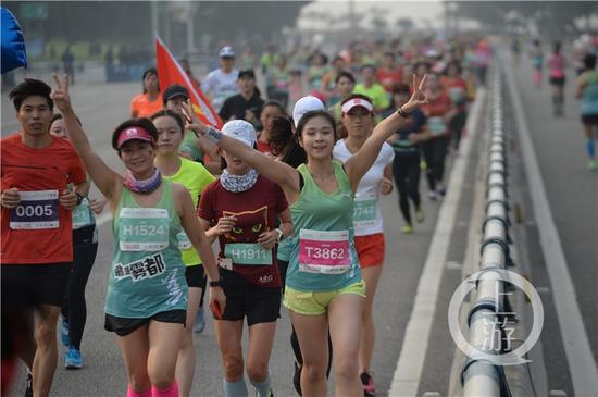 一声令下,美女们在南滨路美丽起跑啦,