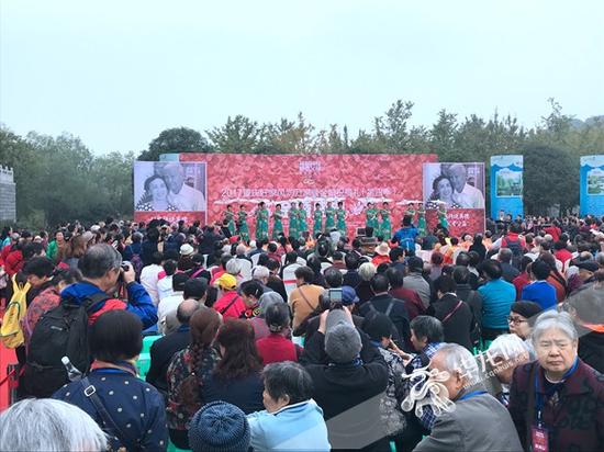 现场进行的老年风采时装走秀节目吸引市民驻足观看。 记者 荚天宇 摄