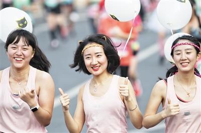 参赛的女子跑团。
