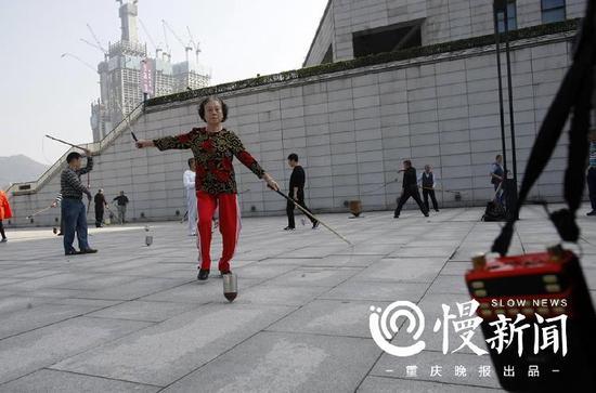安妈自成一派,随着音乐挥鞭,婀娜多姿
