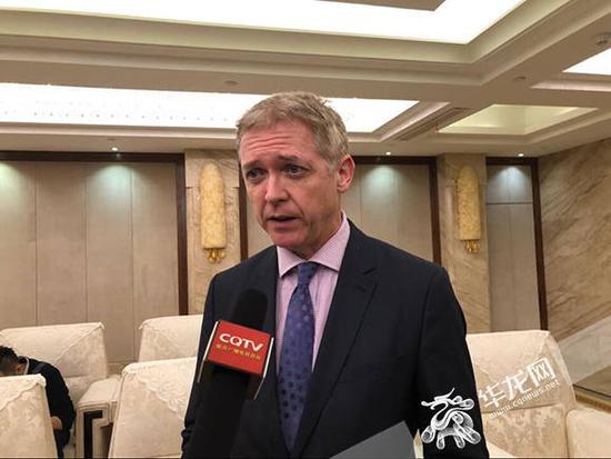 英国阿平汉公学发展部主任穆帕特接受采访。 首席记者 黄军 摄