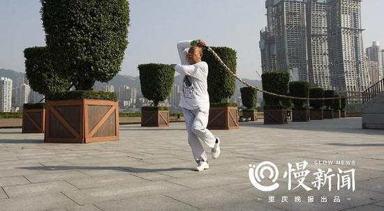 除了陀螺,玩鞭也是一个项目