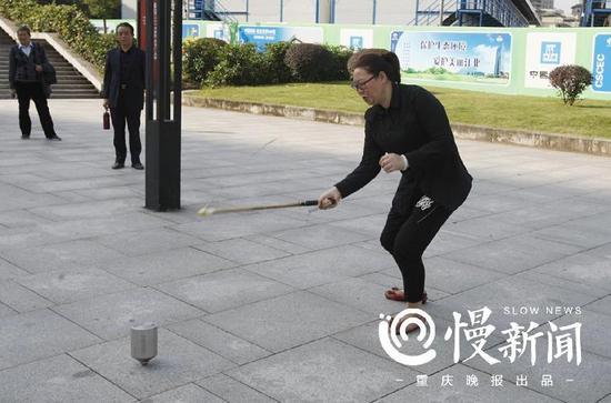路人也饶有兴致挥鞭