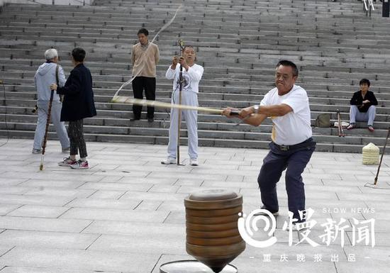 启动大陀螺,得力气大技术好的几个人配合才行