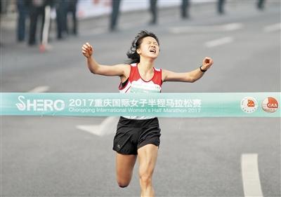 半程马拉松何明雪冲线获得冠军。