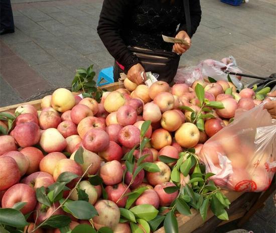 2017年11月7日,女网友小可爆料称,自己在綦江一流动水果摊贩那里买