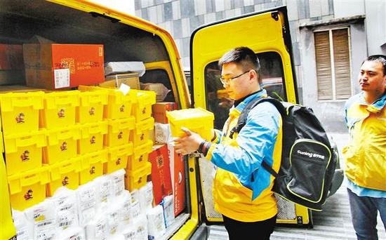 11月8日,苏宁送货员为顾客送货上门。当天,苏宁采用全新的快递件包装。 记者 魏中元 摄