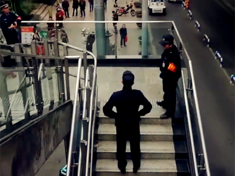 秦先生路过时,看到现场有工作人员在与男子积极沟通,男子的情绪并没看出来有什么异样,反应非常淡定,静静地坐着。