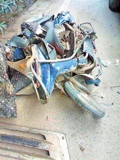 被撞坏的摩托车。