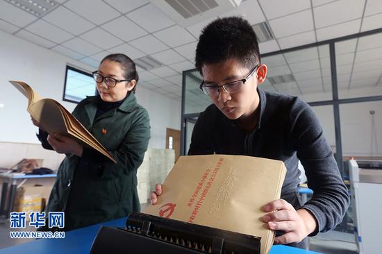 下午,李龙梅来到学校文印室查看十九大报告盲文版的印制情况。新华网发