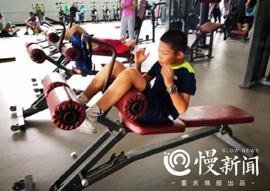 be81260162092b56141db62917a4b018.jpg 喜欢健身的罗云飞在健身房里挥汗如雨