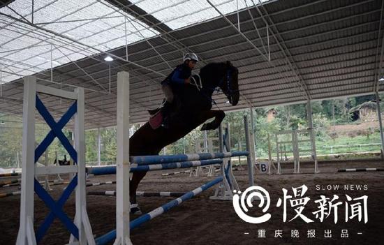 869729fe95ceb96645f909386f6d1b79.jpg 训练棚里,罗云飞骑马驰骋在障碍物上