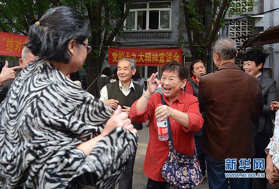 听完宣讲,在场的不少聋哑人心情激动,通过手语不断询问自己关心的问题。新华网 赵紫东 摄